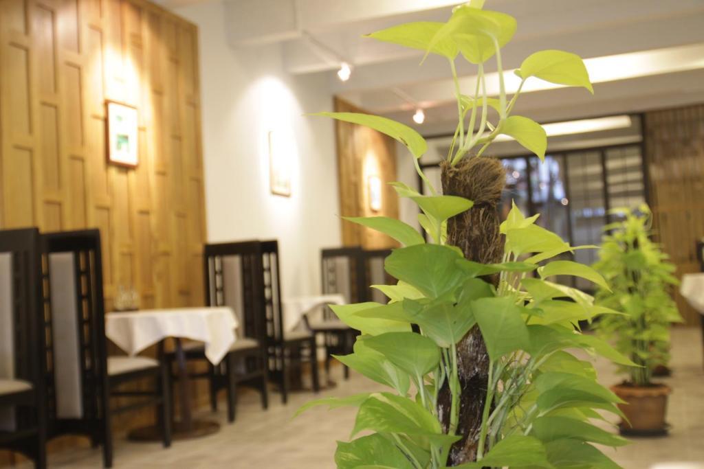בנגקוק Baan Dinso Hostel@Ratchadamnoen מראה חיצוני תמונה