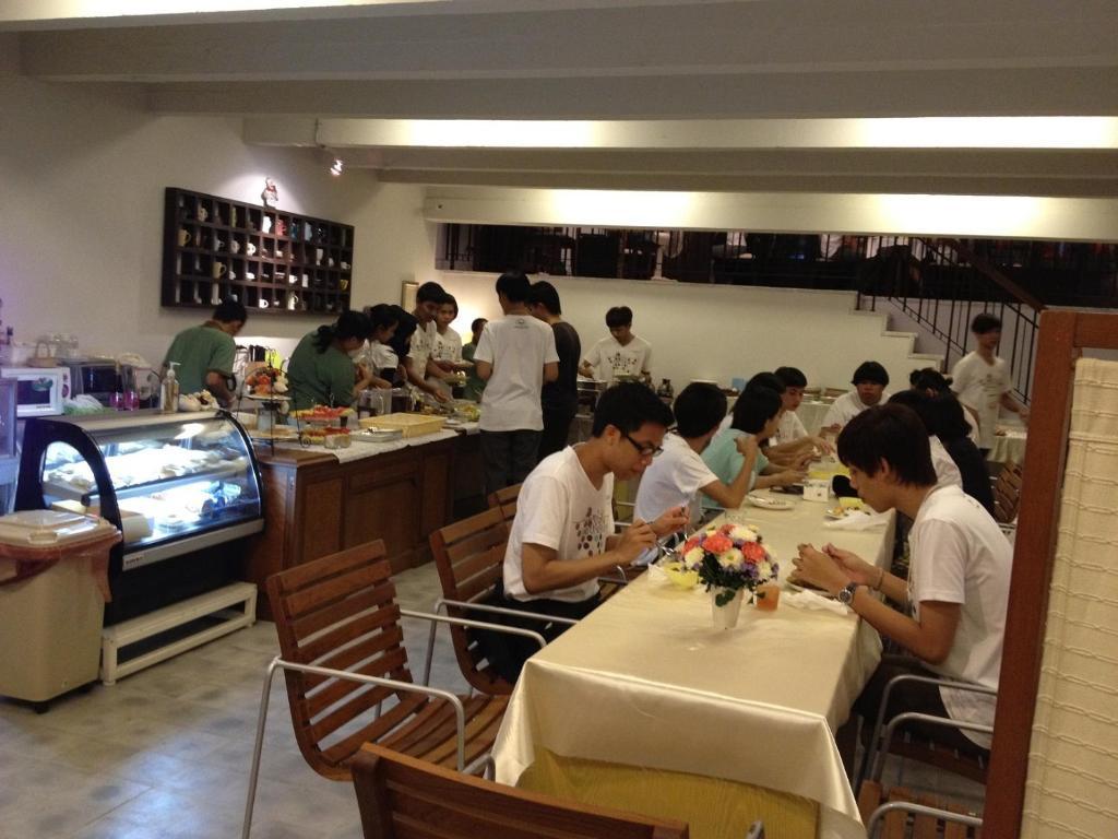 בנגקוק Baan Dinso Hostel@Ratchadamnoen מראה חיצוני תמונה