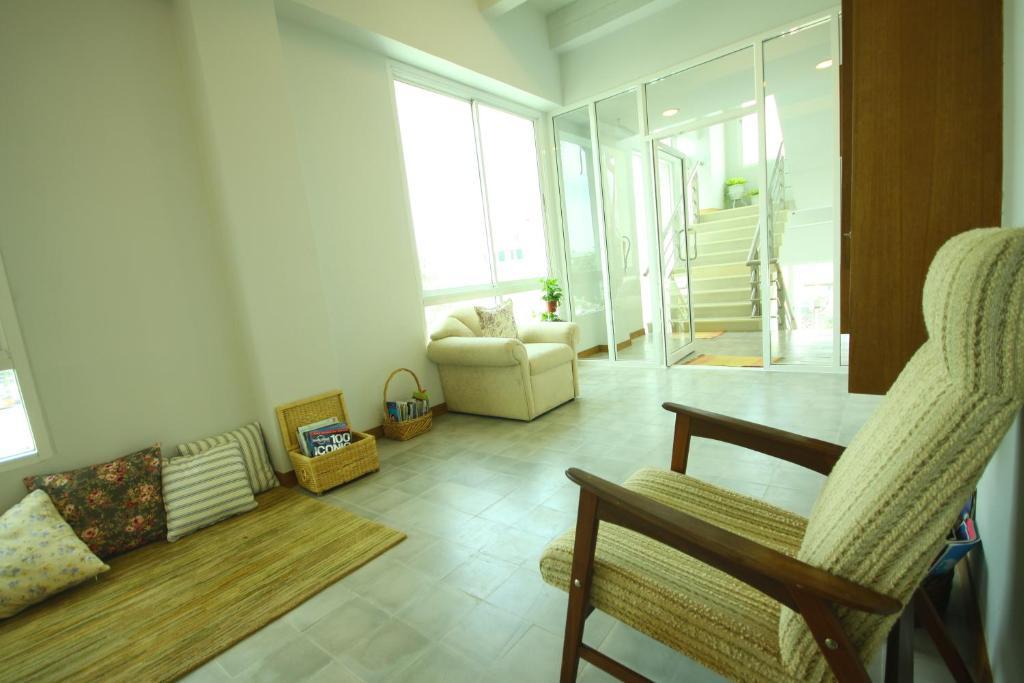 בנגקוק Baan Dinso Hostel@Ratchadamnoen מראה חיצוני תמונה