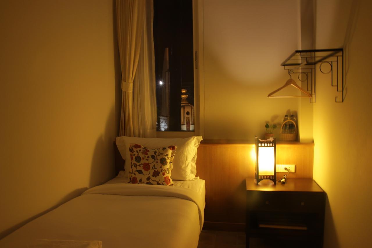 בנגקוק Baan Dinso Hostel@Ratchadamnoen מראה חיצוני תמונה