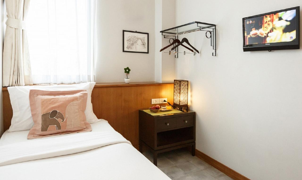 בנגקוק Baan Dinso Hostel@Ratchadamnoen מראה חיצוני תמונה