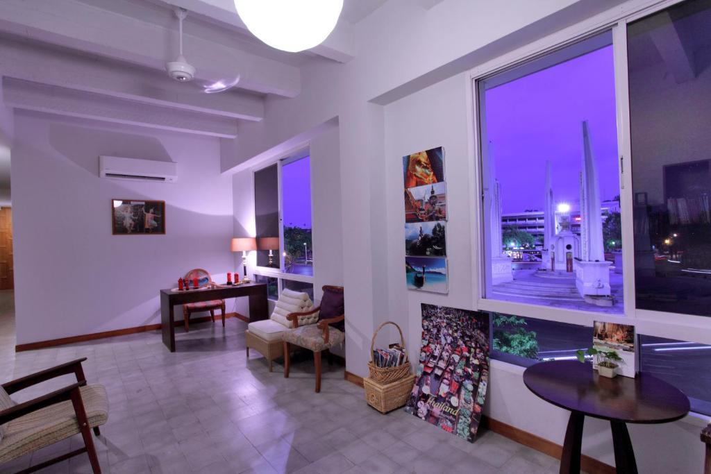 בנגקוק Baan Dinso Hostel@Ratchadamnoen מראה חיצוני תמונה